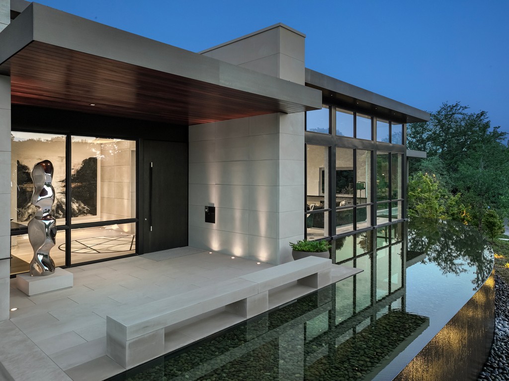 We had the distinct pleasure of collaborating on this Highland Park modern home that replaced the Penson property designed by O'Neill Ford. View more of our collaborative Armstrong project: bonicklandscaping.com/portfolio/arms…