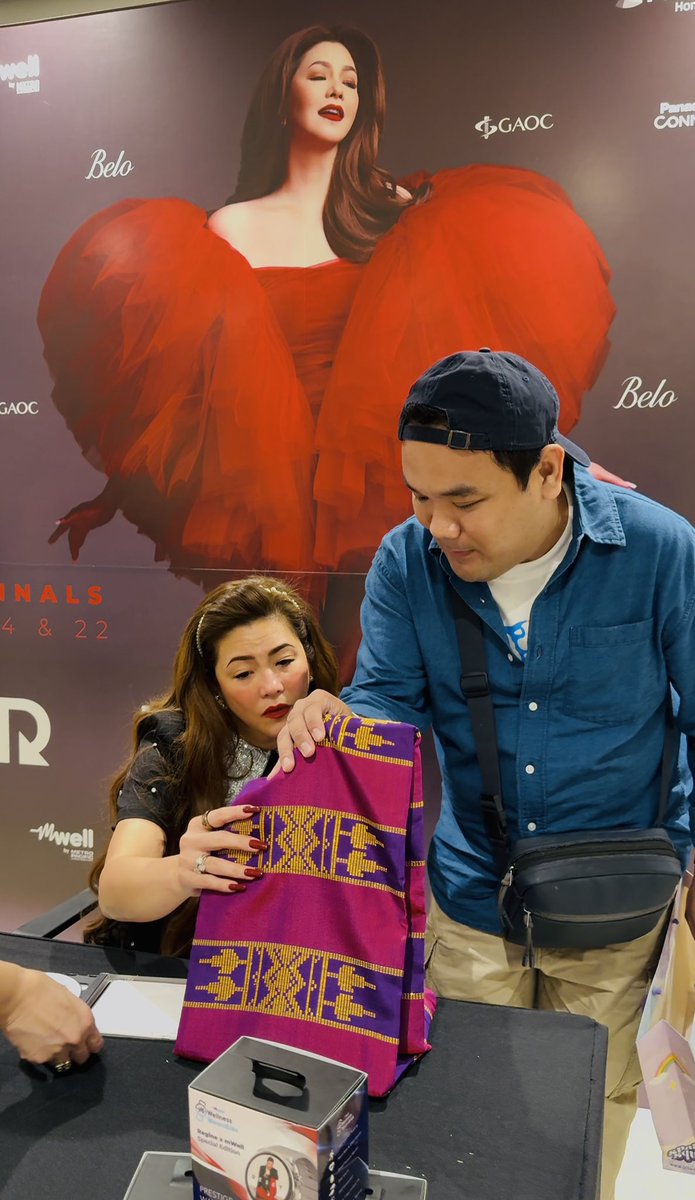 faridguinomla's tweet photo. Grateful to meet Ate @reginevalcasid for the 3rd time. Yay! I hope you like my gift—an #Inaul, a traditional handwoven fabric from Maguindanao known for its intricate patterns and vibrant colors, symbolizing our Region’s rich heritage. ✨
#ResetCovers #Songbird #RegineVelasquez https://t.co/uokXI4IpCs