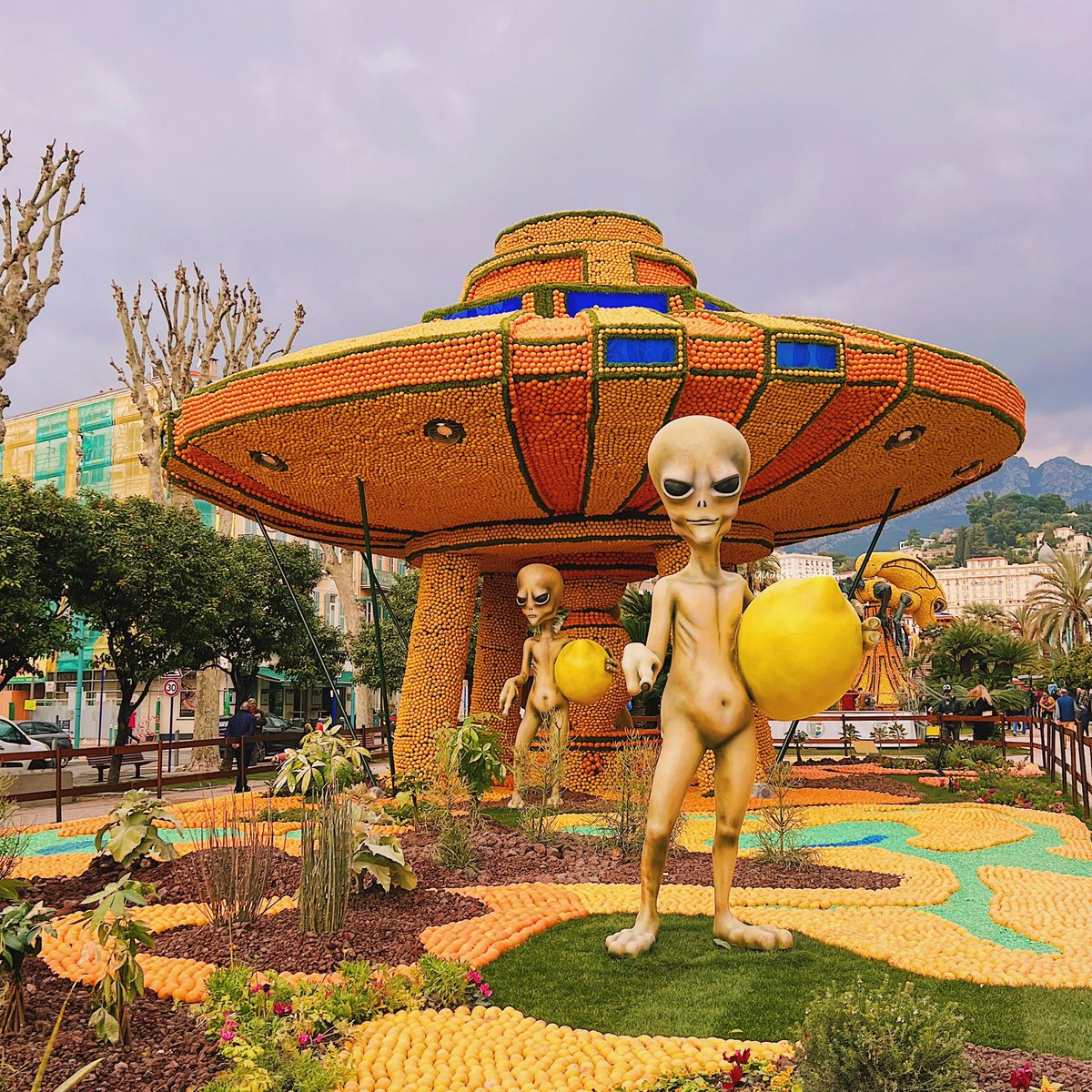 quatresaisons44's tweet image. マントンのレモン祭りに行ってきました🍋

今年のテーマは『星への旅💫』

レモンとオレンジを使って作られた、オブジェが毎年すごいですが、今年気になったのは、このダンス(バレエ🩰かな)をしている女の子(時間帯によっては動くみたい)と、レモンを誘拐した宇宙人のもの。…