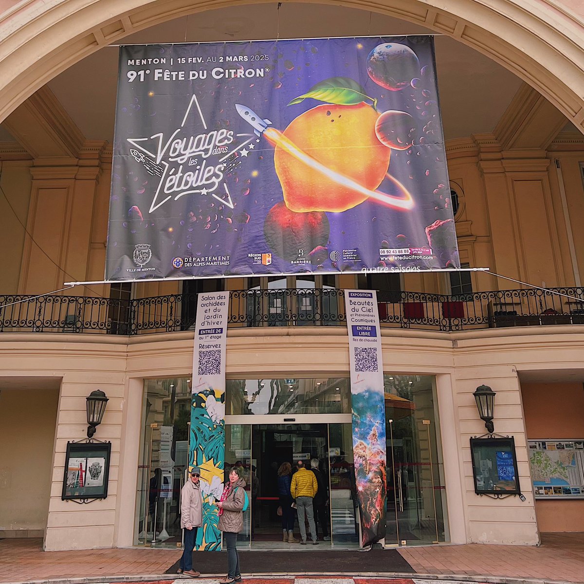 quatresaisons44's tweet image. マントンのレモン祭りに行ってきました🍋

今年のテーマは『星への旅💫』

レモンとオレンジを使って作られた、オブジェが毎年すごいですが、今年気になったのは、このダンス(バレエ🩰かな)をしている女の子(時間帯によっては動くみたい)と、レモンを誘拐した宇宙人のもの。…