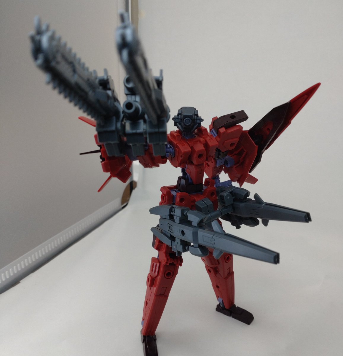 LECROSSBONES's tweet image. エスポジット・スネークアイズ
エスポジットのカスタム機体、装備したチェーンソーガンは変形時にも使用することができ空中格闘機として高い性能を持つ
パイロットは本機の受領中に今回の事件に遭遇、本隊とは事後承諾のような形で追撃部隊に参加している

#30MM夜間都市戦
#30MM地球連合軍