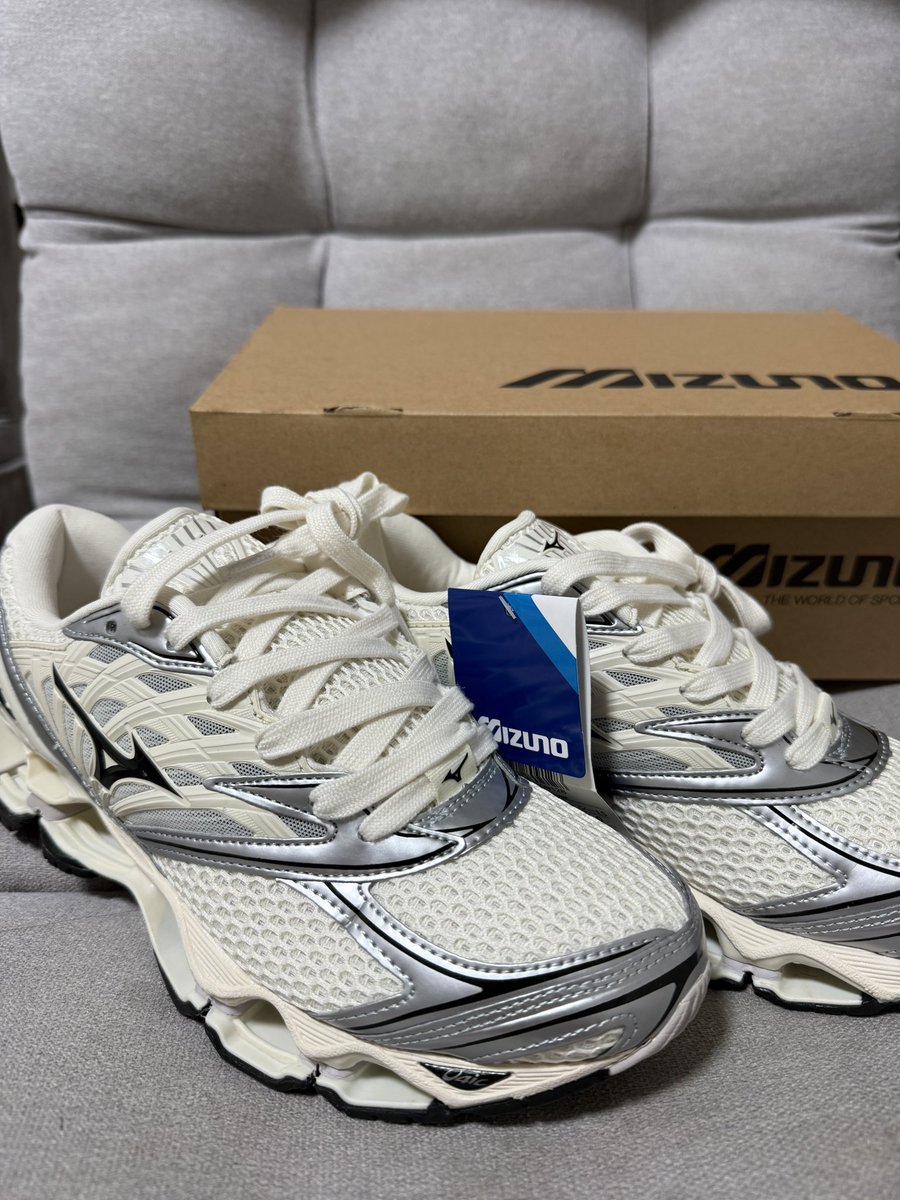 osin_jp's tweet photo. そういえば、スニーカー好きのお友達から「最近mizunoさんのスニーカーがかわいいし履き心地もいい」と教えてもらって買いました🙌
何合わせてもめっちゃかわいいし楽！最高＼(^o^)／

@mizunojp https://t.co/ppX0pAZxJF