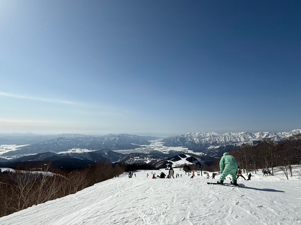 おはようございます☀️
週末、人生初スノボに行ってきました🏂
最初は転けてしまったら立てずにゲレンデを滑り台してましたが、、、笑
2日間みっちり練習して滑れるようになりました✨
来年はもっと上手くなって楽しみたいです❄️
2月も後半！もうすぐ春ですね🌸
本日もよろしくお願いします！