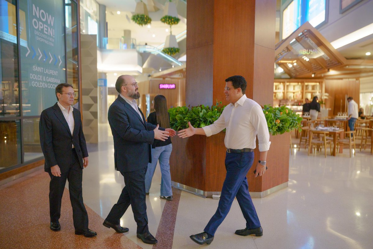 ¡Santo Domingo sigue creciendo como destino turístico! Hoy nos reunimos con los dueños, CEOs y representantes de los hoteles de la ciudad, el Clúster Turístico y ASONAHORES para seguir impulsando su desarrollo.