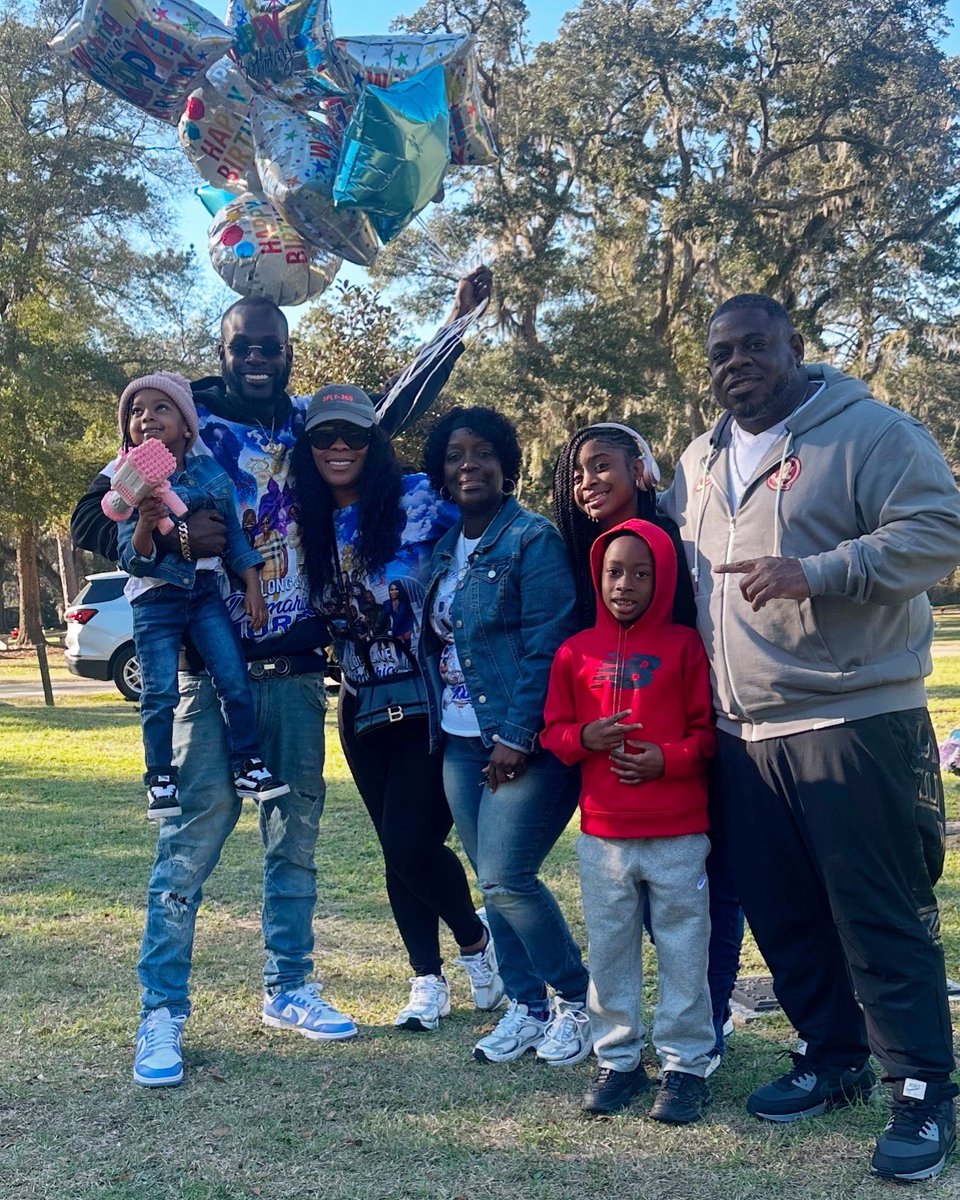Coach2Bless's tweet photo. Besides my mom passing this was the hardest death iโve had to deal with. My lil brother who i raised since he was freshman in high school was killed as an innocent bystander and Iโm the God father of both of his kids. Today is his birthday and we linked up with his mom to share our pain. Life comes at you fast so be prepared. #LLRO