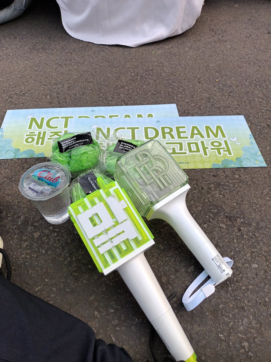 dipsylemperabon's tweet photo. perbedaan Dyandra yang bias banget ke group lain
TDS3 konser skalan STADIUM cuma dapet 1 bolu+air minum

konser lain skala IA 
dapet bolu ✔️
dapet donat ✔️
dapet es krim ✔️
dapet air minum ✔️ https://t.co/NfWvu7ZeMo