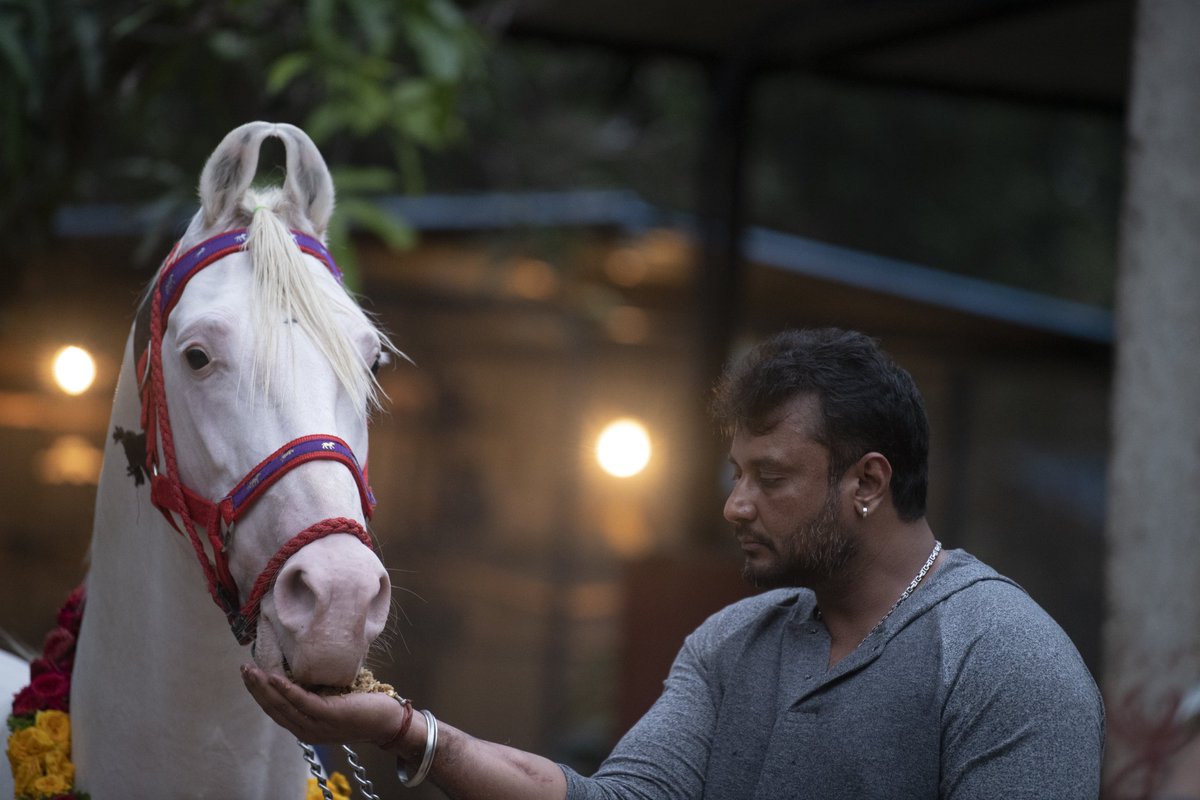 ಪ್ರೀತಿಯ ಸೆಲೆಬ್ರಿಟಿಸ್ ಗಳೇ 🙏🏾

ನಿಮ್ಮ ಬಗ್ಗೆ ಎಷ್ಟು ಹೇಳಿದರೂ ಕಡಿಮೆ ಎಂದು ಭಾಸವಾಗುತ್ತದೆ. ಕಷ್ಟದಲ್ಲಿದ್ದಾಗ ಸದಾ ಬೆಂಬಲದಲ್ಲಿ ನಿಲ್ಲುವಂತ ಈ ನಿಷ್ಕಲ್ಮಶ ಹೃದಯಗಳಿಗೆ ನಾನು ಸದಾ ಚಿರಋಣಿ. ನಿಮ್ಮ ಪ್ರೀತಿ-ಪ್ರೋತ್ಸಾಹ ಮತ್ತು ಬೆಂಬಲವೇ ನನ್ನ ಜೀವನದ ನಿಜವಾದ ಆಸ್ತಿ.

ನನ್ನ ಹುಟ್ಟುಹಬ್ಬವನ್ನು ವಿಶೇಷವಾಗಿಸುವ ನಿಮ್ಮ ಪ್ರೀತಿಯ