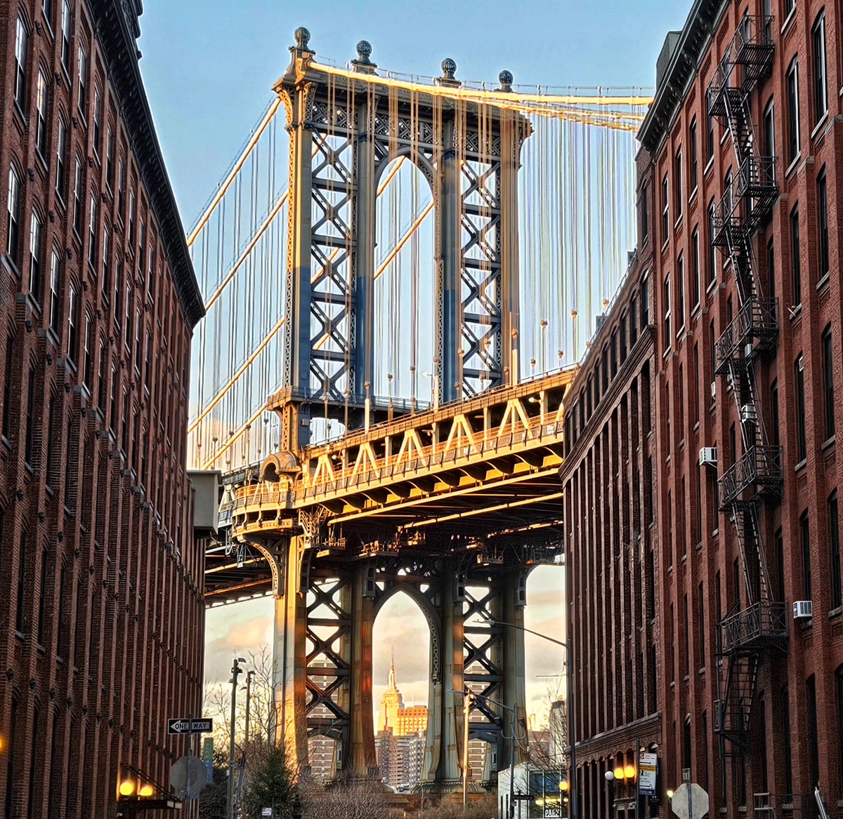 GeographyTGAK's tweet photo. Next, we headed to DUMBO just in time for the sun to set over the Manhattan Bridge, which perfectly frames the Empire State Building. 🌇

After this, we took in some views of Manhattan from Brooklyn... https://t.co/zA1L7d31bk