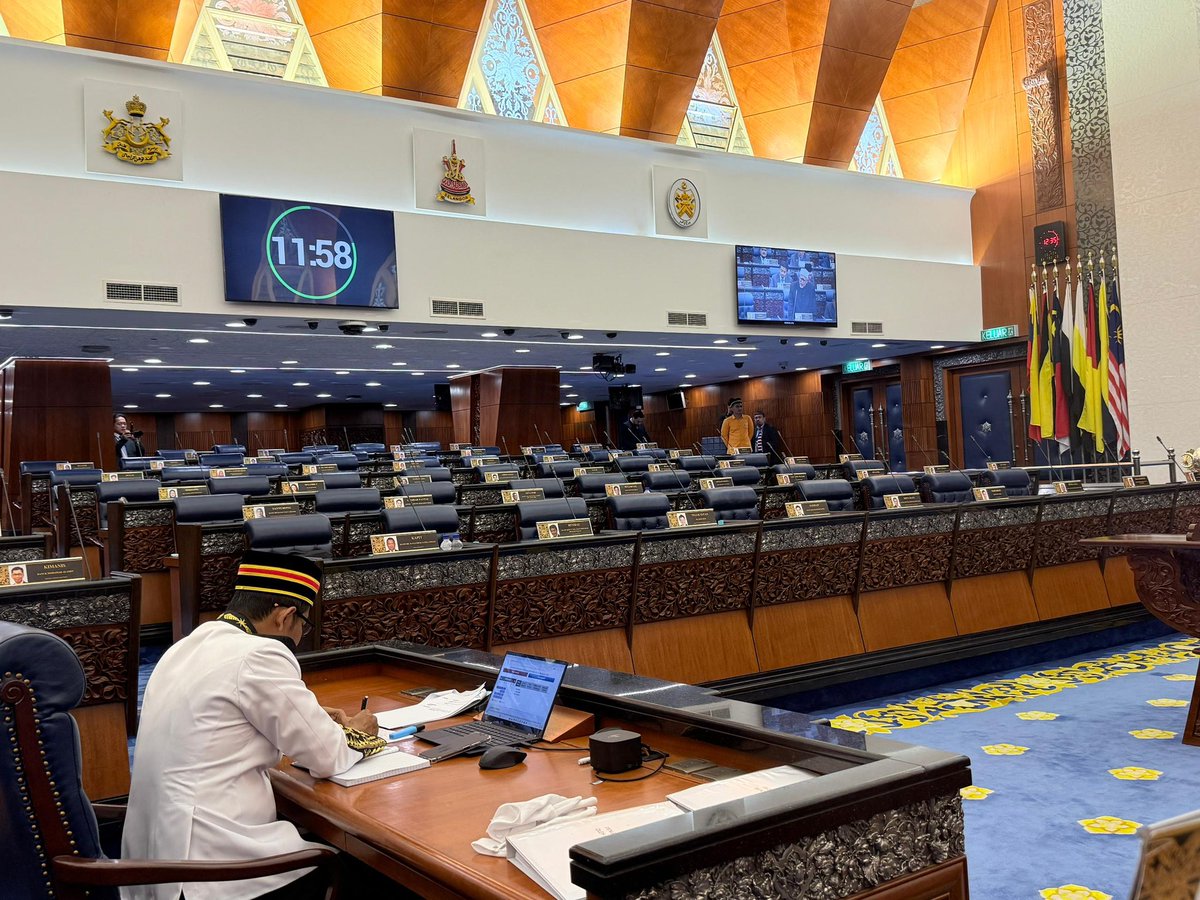 aifadhli87's tweet photo. Cari menteri/timbalan menteri yang bersembunyi. Jumpa tak?

Peruntukan ✅, Pangkat ✅, Gaji Tinggi ✅
Datang Parlimen ❌ 

Bila COVID sibuk berdemonstrasi nak bersidang, bila jadi menteri menyorok. 

Itulah dia hipokrasi tatakelola kerajaan PH-BN.

12:36 PM, 18/2/25, Dewan Rakyat https://t.co/wVCh4X9syu