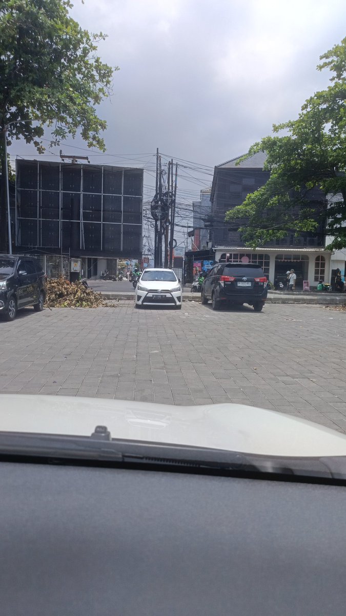 ReuzK81966's tweet photo. Ada yg lagi di berawe Canggu?
#3SOMEBALI 
#pasutribali https://t.co/IaJl3a8v6Y