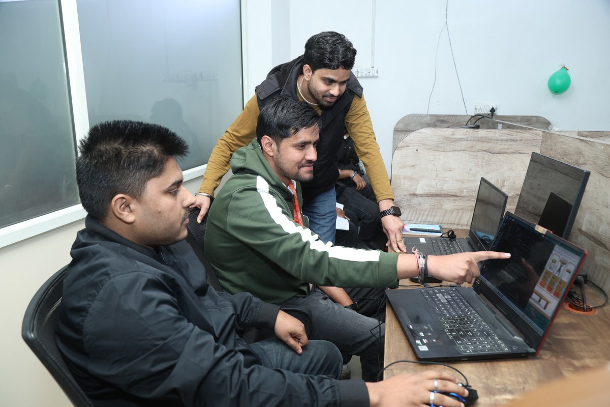 fortec_web's tweet photo. Why are  Team Work  beneficial to your business ??

👉 Team work develop trust between potential customers and your business.

👉  It shows customers that you care about your employees.

👉 shows your employees that you value their work and are proud to have them as employees. https://t.co/KyoYRycTCF