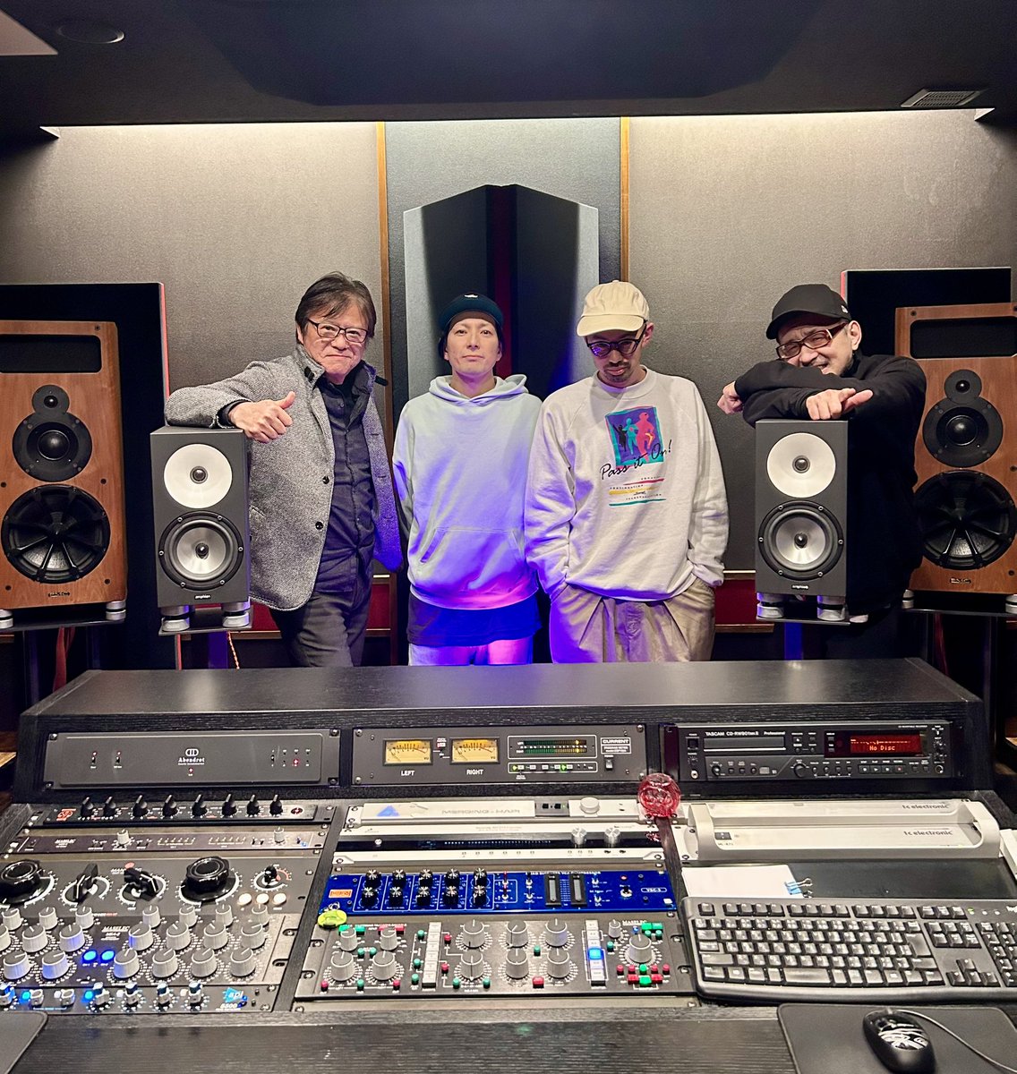 TuckyTakiguchi's tweet photo. ROTTENGRAFFTY
約2年半ぶり2枚組アルバム
「わびさび」
3月19日にリリース！
完パケ！

@ROTTEN_KYOTO 

#rottengraffty #わびさび  #newalbum #20250319  #完パケ #victor #jvc #tuckysmastering #masteringengineer #masteringstudio #mastering https://t.co/HJ9ueZvmhg