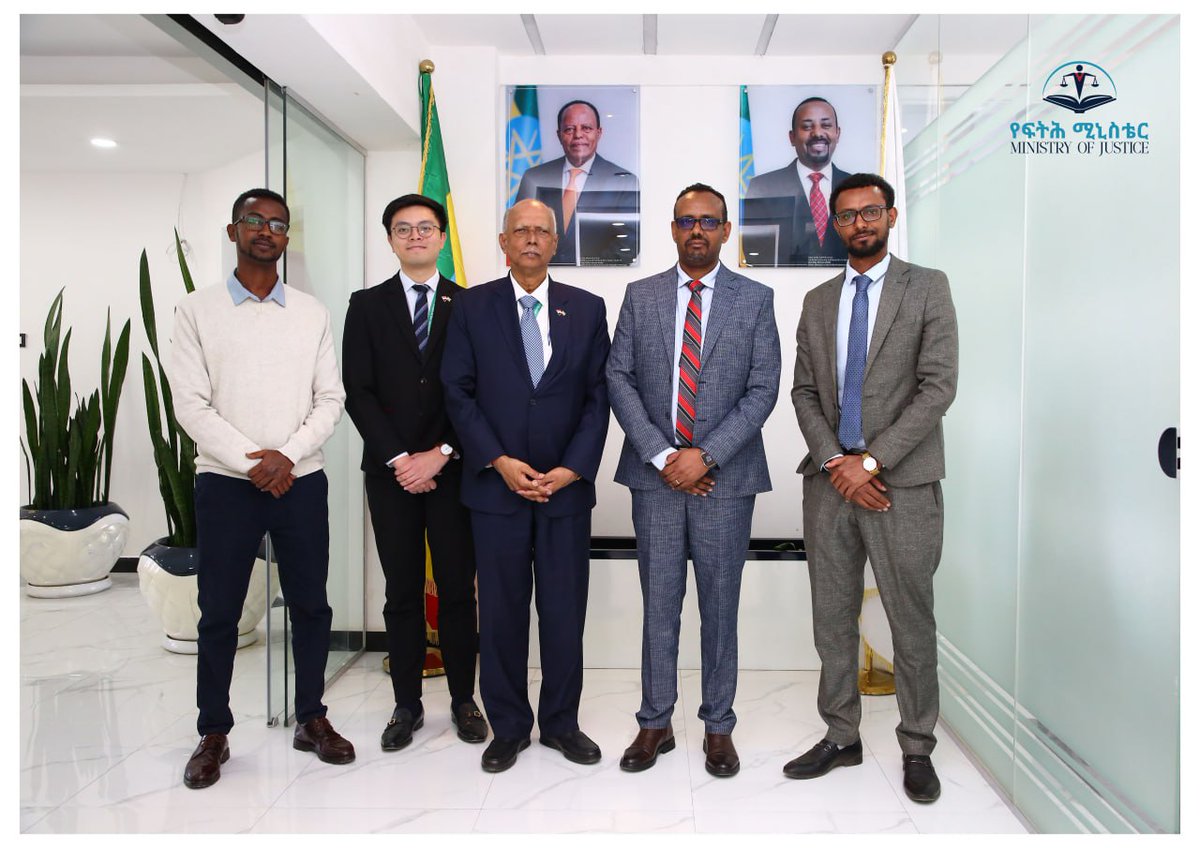 ሚኒስትር ዴኤታ ክቡር አቶ በላይሁን ይርጋ በኢትዮጵያ ይፋዊ የስራ ጉብኝት በማድረግ ላይ ያሉትን ተቀማጭነታቸው በሲንጋፖር የሆነውን በኢትዮጵያ የሲንጋፖር አምባሳደር ክቡር ሲቭራጃህን (H.E. A Selverajah) በቢሯቸው ተቀብለው አወያይተዋል፡፡