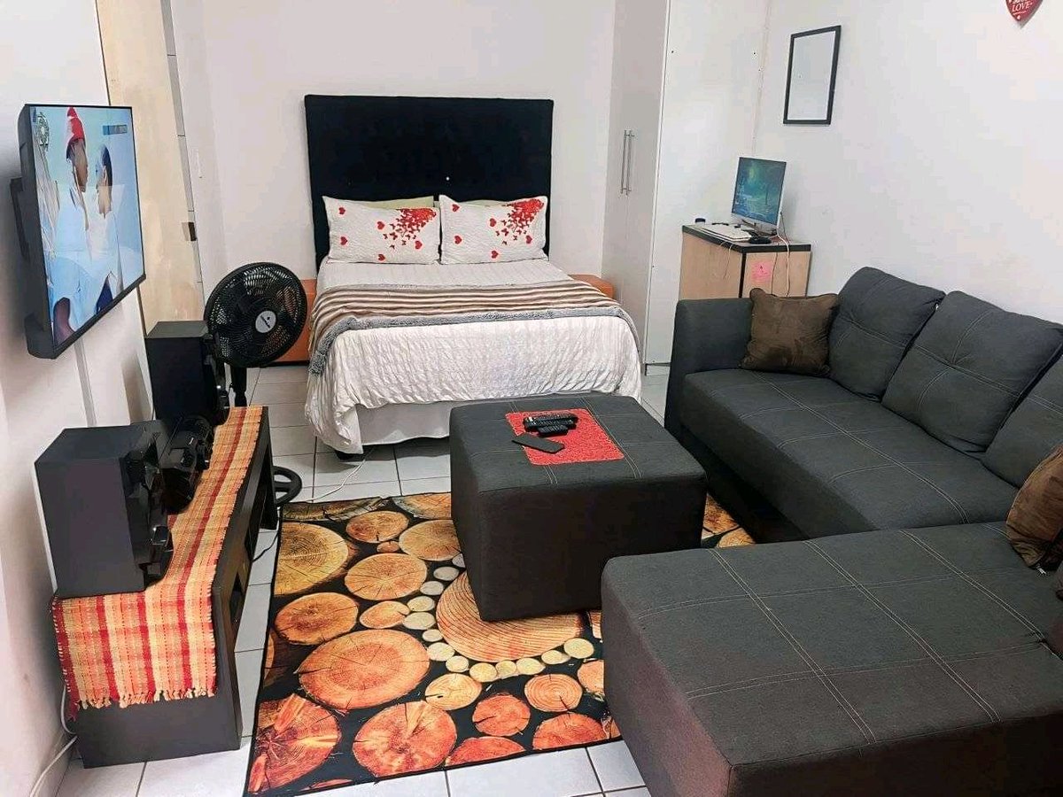 Loki_Megaa's tweet image. How a single man’s room should be