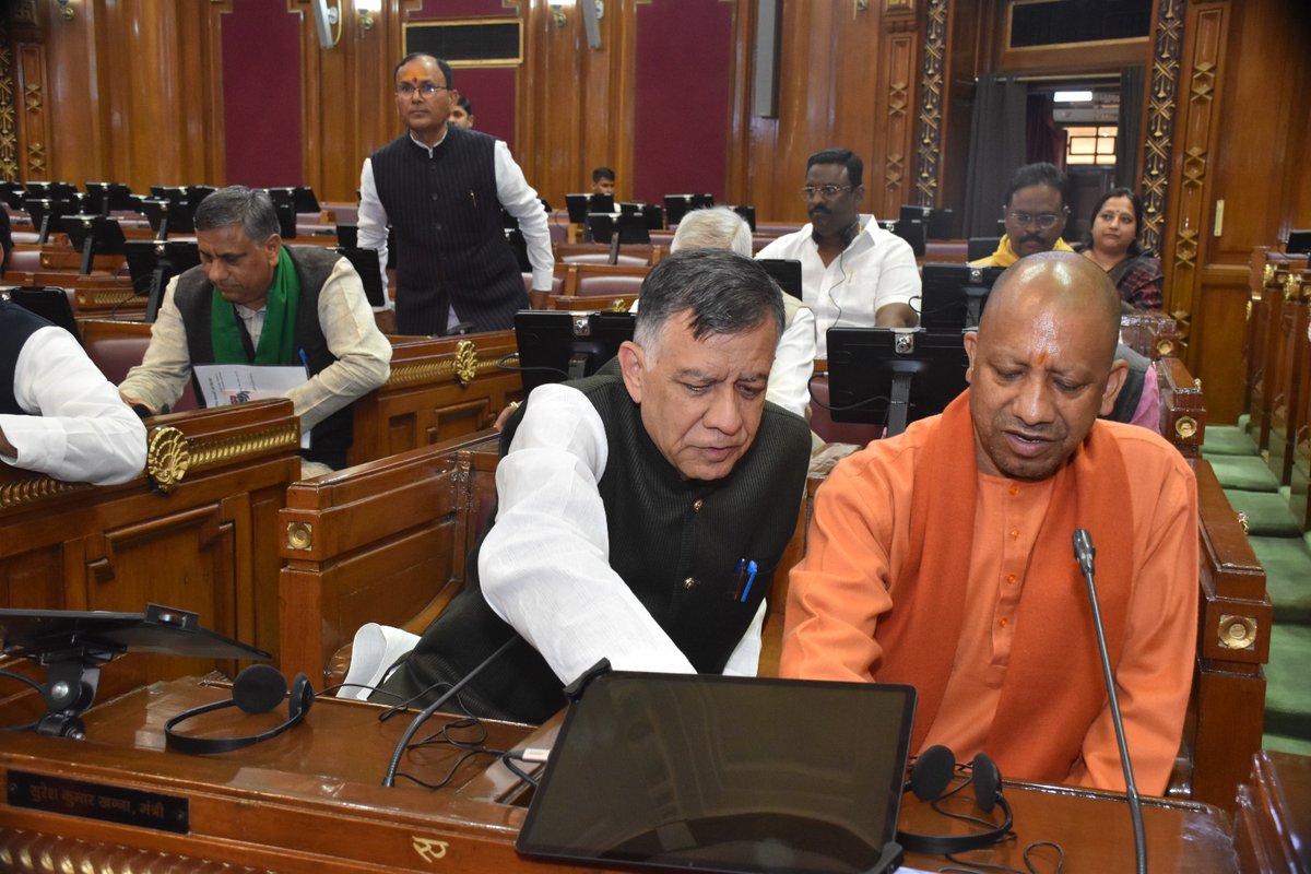 #Lucknow

यूपी विधानसभा में सदस्य अब अवधी, भोजपुरी, बुंदेली और ब्रज बोली में भी अपनी बात कह सकेंगे.
अब इसका अनुवाद किया जाएगा.
विधानसभा अध्यक्ष की नई पहल.

मुख्यमंत्री  योगी आदित्यनाथ कल से शुरू हो रहे विधानसभा बजट सत्र से पहले विधानसभा की कार्यवाही का अवधी, ब्रज, भोजपुरी,