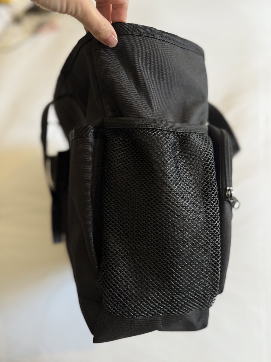 emutiarte's tweet photo. 中にもポッケ、左右にメッシュポッケ、絶妙な上品光沢感のしっかりナイロン

お手頃価格なのに普段も使える
良い商品にテンション上がったー https://t.co/6HcIQ1BbsD