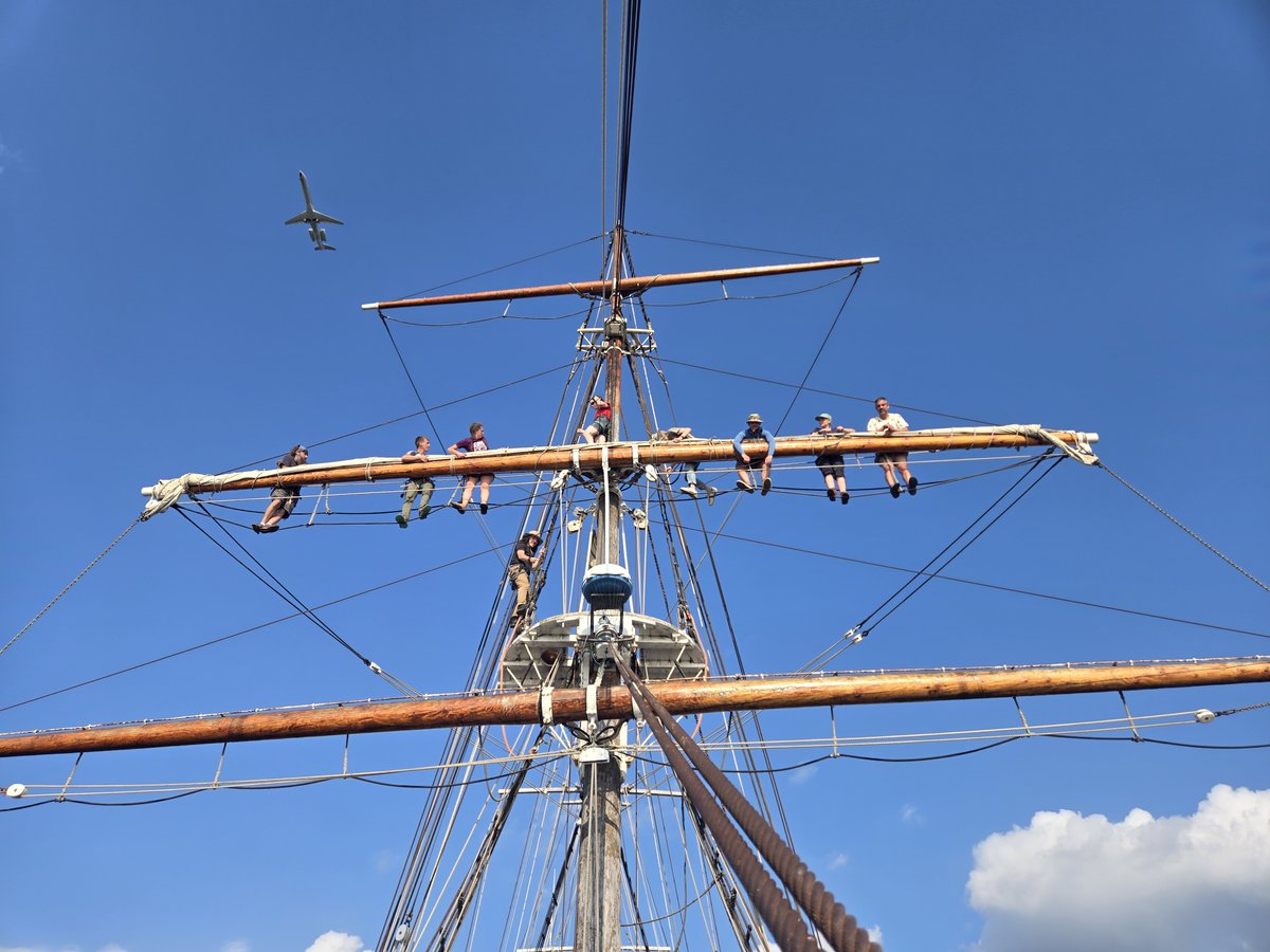 philashipguild's tweet photo. #MaritimeMonday  The parts of a yard that people that go aloft walk on to manage square sails are called the footropes, and the parts they hold on to are called the Jackstays! But remember, whenever you climb the rigging on tall ships, make sure you're always hooked in! https://t.co/uUUw2K6QSS