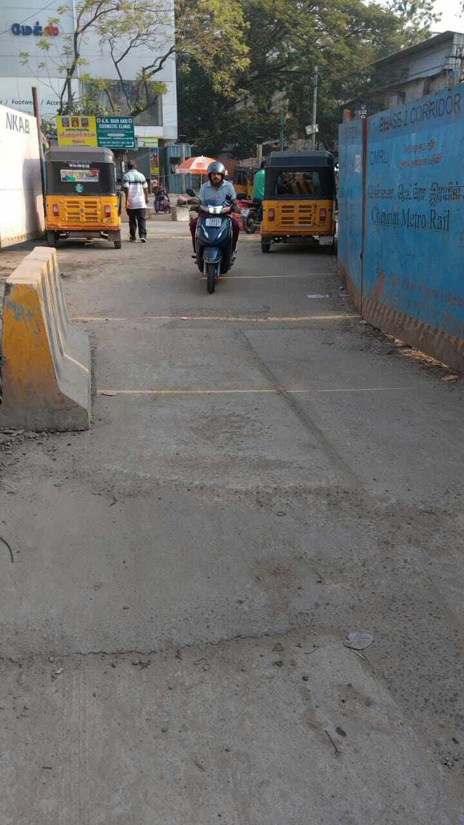.<a href="/cmrlofficial/">Chennai Metro Rail</a> - Kindly ensure that the passage is not constricted by parked auto-rickshaws. Location: Luz.
