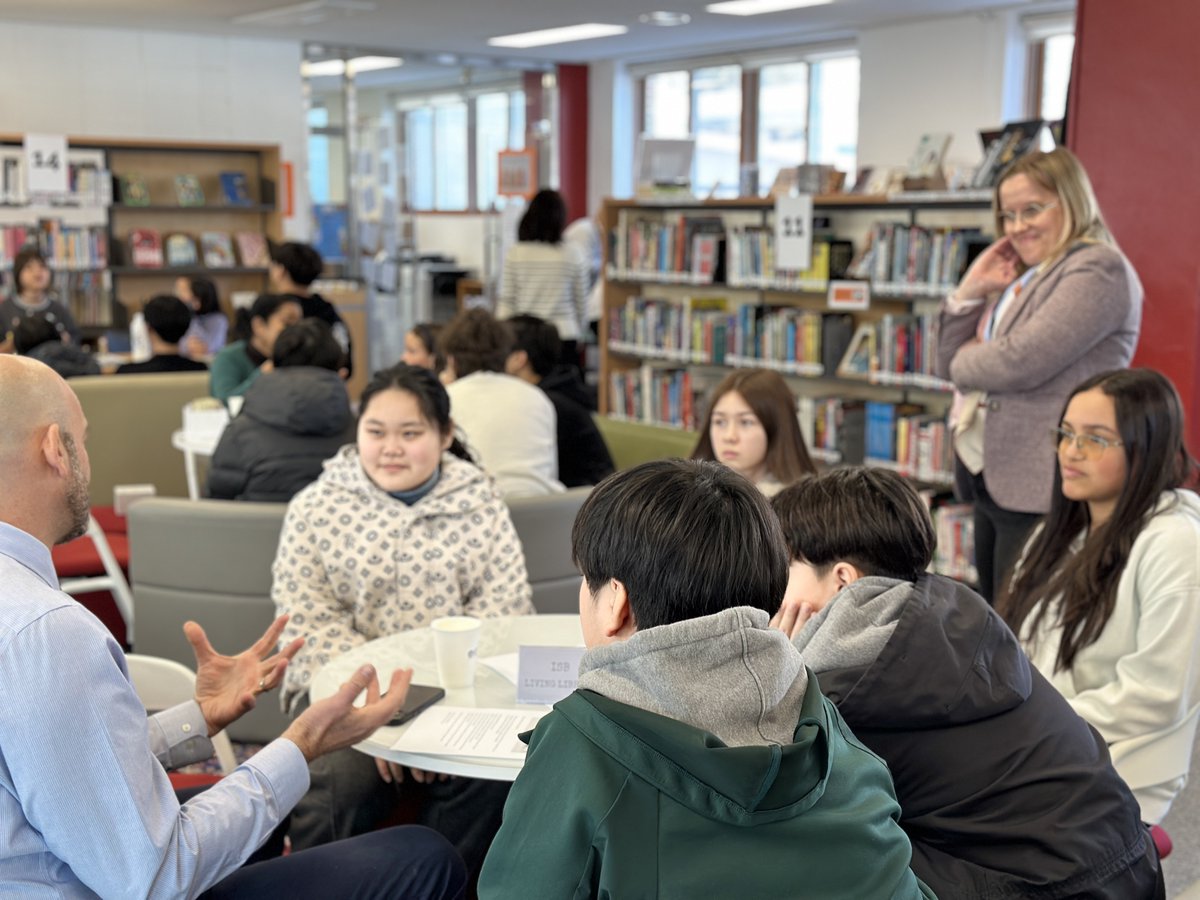 ISBLearning's tweet image. Our #LivingLibrary event, &apos;I Am the Story,&apos; held during Home &amp;amp; Family Languages Week, was a wonderful experience for students &amp;amp; storytellers alike, as we enjoyed tales from across the globe, proving you really can&apos;t judge a book by its cover. #ISBLearning #ISB #부산국제외국인학교