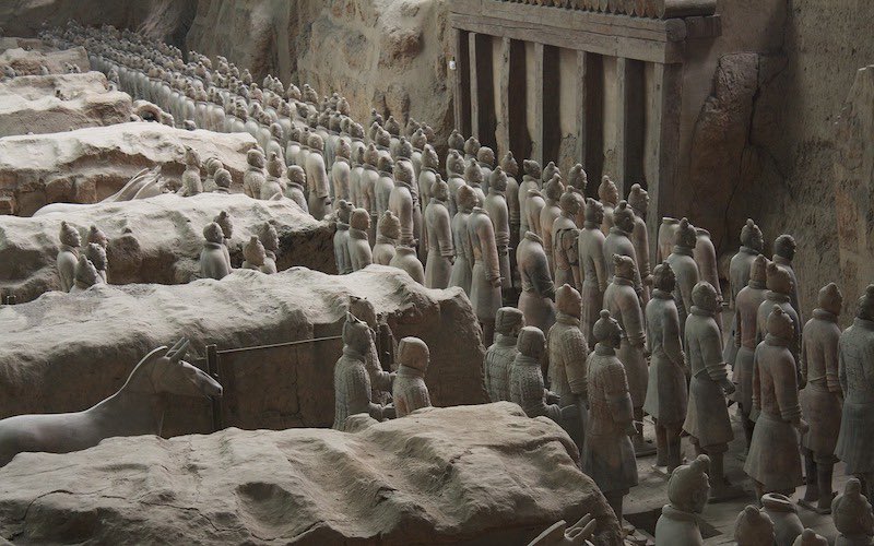 moriiimor's tweet photo. 2300 yıl önce, Çin’i birleştiren ilk imparator Qin Shi Huang’ın,13 yaşında tahta geçtiğinde inşasına başlattığı mezarı, 1974’de bir köylü tarafından şans eseri bulunuyor.Gerçek boyuttaki 8000 terracotta asker mezarın etrafında bulunuyor.Mezarına halen ulaşılamamış.+ https://t.co/N4wDcdVYnb