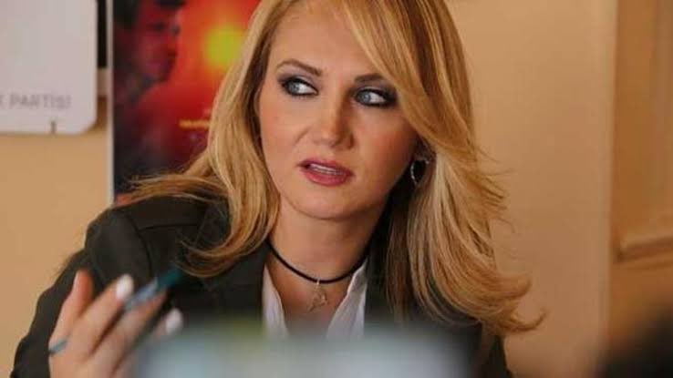Munzur Çevre Derneği (@munzurcevre2) on Twitter photo Derneğimizin üyesi değerli dostumuz, arkadaşımız sanatçı <a href="/PAydinlar/">PINAR AYDINLAR</a> bu sabah saat 05:30 sularında evine yapılan baskınla gözaltına alındı. Derneğimizin üyesi değerli dostumuz, arkadaşımız sanatçı <a href="/PAydinlar/">PINAR AYDINLAR</a> bu sabah saat 05:30 sularında evine yapılan baskınla gözaltına alındı.