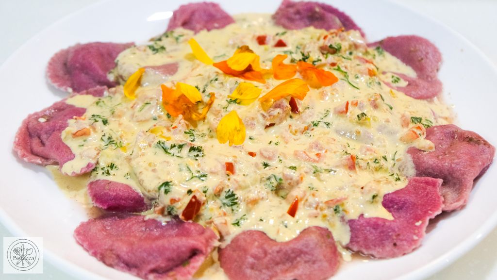 PaneBistecca's tweet photo. Rote Herzravioli mit feiner Pilzfuellung https://t.co/yYB2S9QUgS
#food #vegetables #meat #essen #gemuese #italian #cheese #fleisch #vegetarisch #italienisch #kaese #pilze #mushrooms #sauce #frischkaese #creamcheese #pasta #ravioli #TM6 #herbs #kraeuter #teigwaren #fuellung https://t.co/228vA5G9Nc