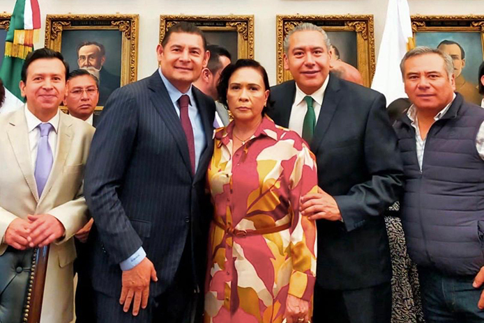 El gobernador de Puebla <a href="/armentapuebla_/">Alejandro Armenta</a> presentó la "Estrategia para Atender la Precariedad Laboral en Puebla y Firma de Pacto a Favor del Empleo",  documento que fue signado por líderes sindicales, empresarios y funcionarios del gobierno federal y estatal. 
A la firma del Pacto
