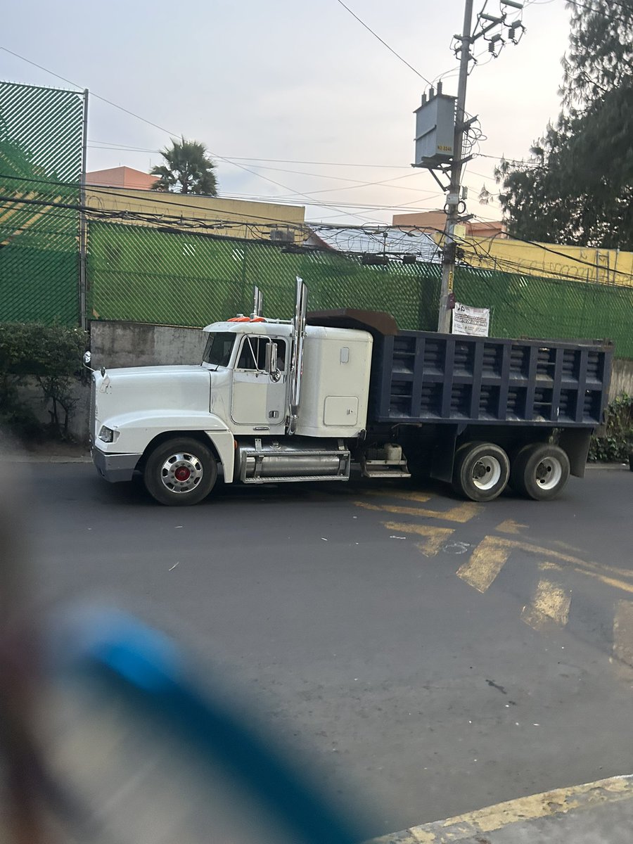 PinkyeMorris's tweet photo. @LopezCasarinJ 
@Milenio @CNNEE @ForoTV_Noticias Nuevo asfalto en Desierto de los Leones los camiones hacen ruido y se estacionan en  Real de Minas  y contaminan y hacen mucho ruido desde las 18:00 de la tarde! https://t.co/nHNK6YckgF