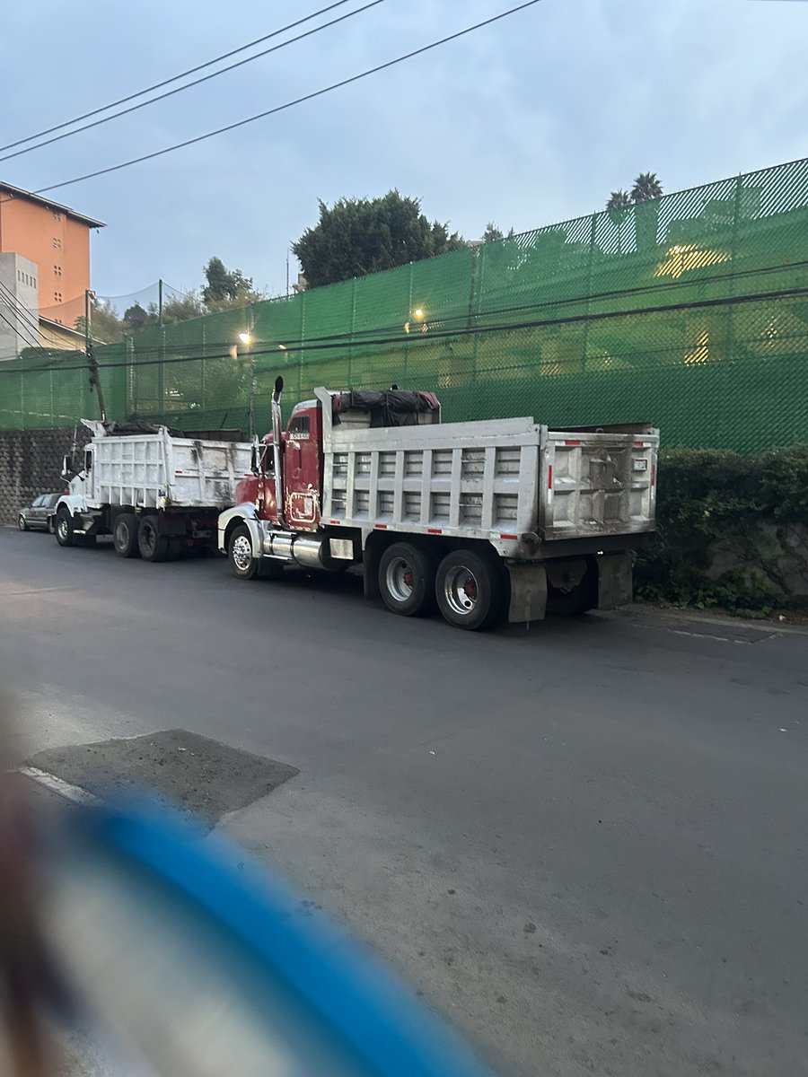 PinkyeMorris's tweet photo. @LopezCasarinJ 
@Milenio @CNNEE @ForoTV_Noticias Nuevo asfalto en Desierto de los Leones los camiones hacen ruido y se estacionan en  Real de Minas  y contaminan y hacen mucho ruido desde las 18:00 de la tarde! https://t.co/nHNK6YckgF