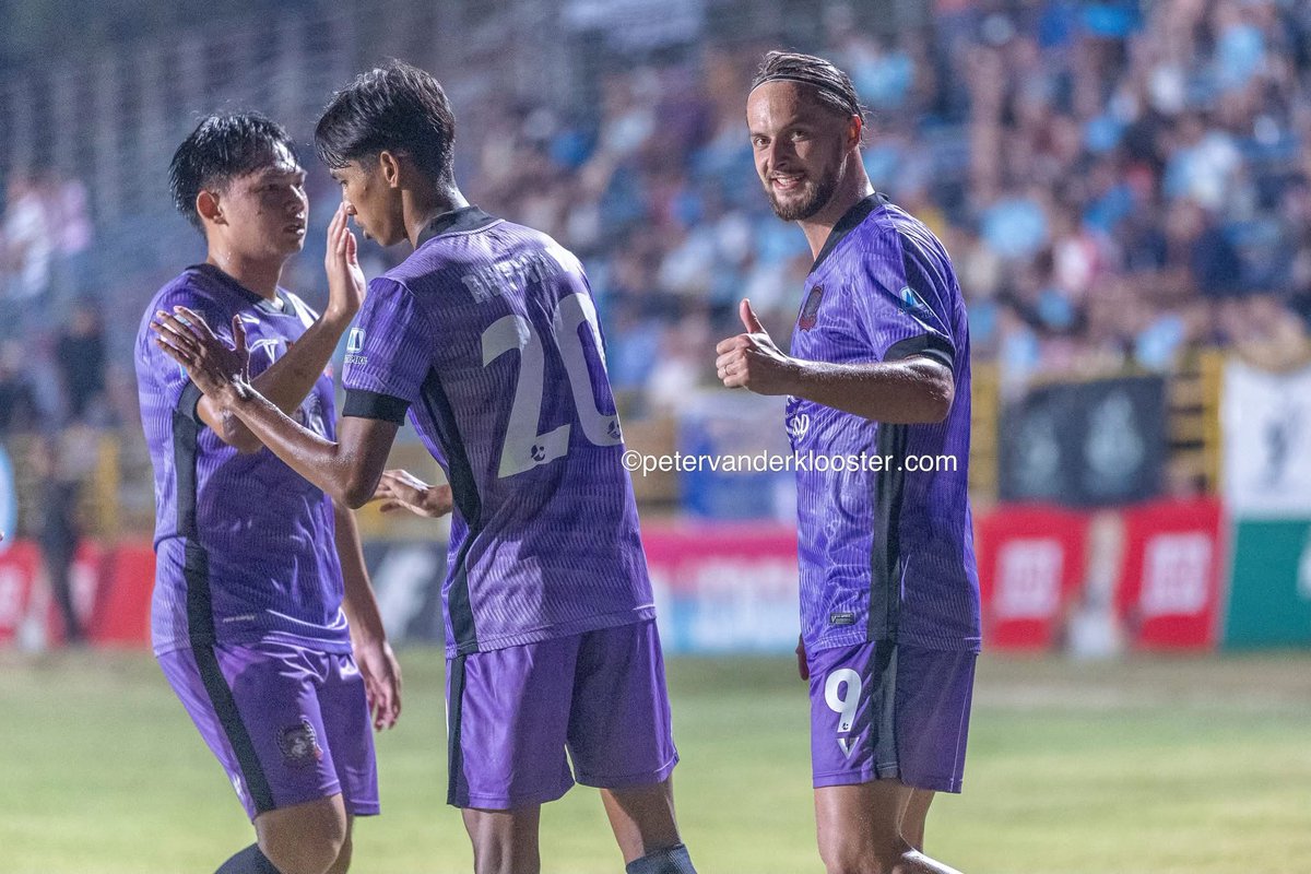 VanderKloosterP's tweet photo. Man of the match Oege van Lingen (1 goal &amp; 1 assist) got electrocuted by the microphone during post-match interview. All photos @ https://t.co/QDNO1SjOOo #suphanburi #patsup #football #voetbalpraat #Voetbalnieuws https://t.co/iPcsTkWm0u