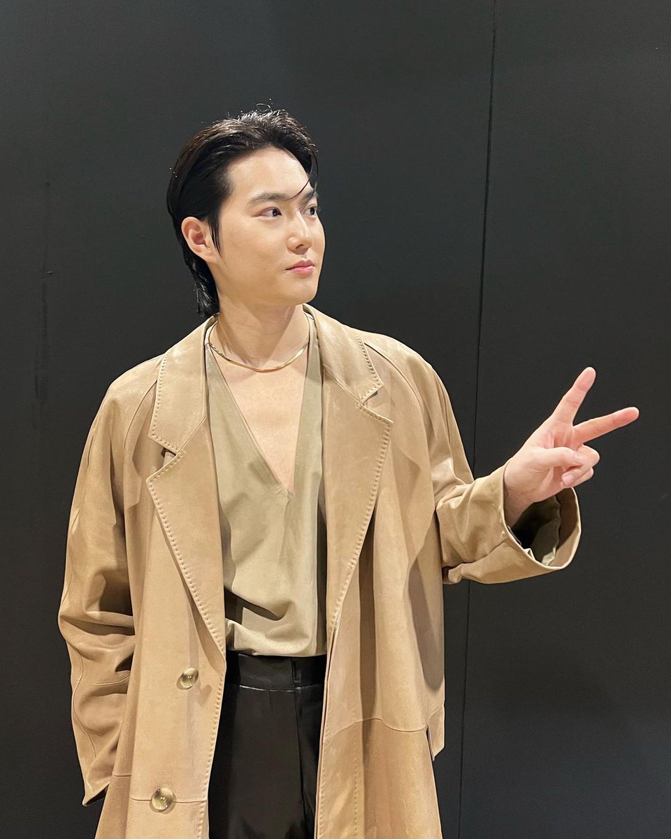SUHOLOOK's tweet photo. BOSS SUHO ✨️ #SUHO #수호 https://t.co/BhQhQBZUFI