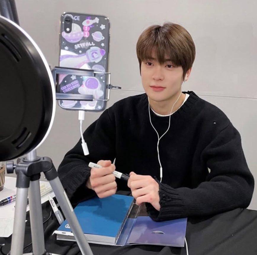 jaepeachey's tweet photo. i suddenly remembered jaehyun unplugged earphones🤣 https://t.co/X46GXotdD7