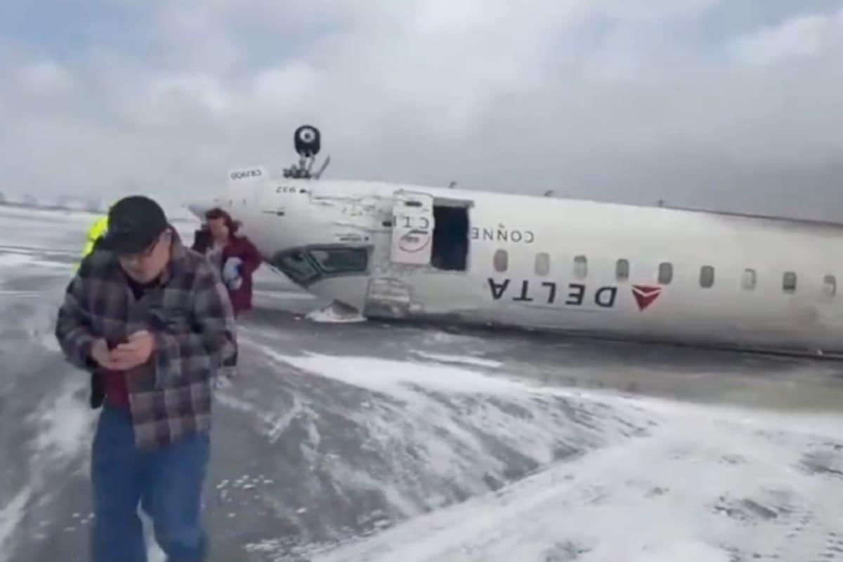 MundoLN's tweet image. Un avión de pasajeros se estrelló y quedó dado vuelta al intentar aterrizar en un aeropuerto de Canadá lanacion.com.ar/el-mundo/un-av…