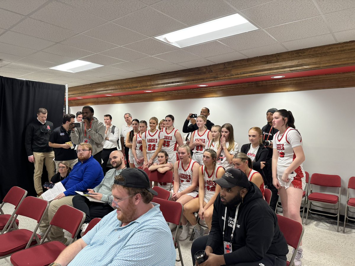 I love everything about this.

After sitting down and introducing herself, Albertville coach Natasha Smallwood asked for her entire team to come to the postgame press conference.

Team win!