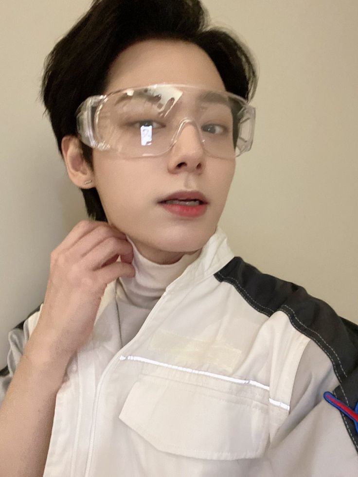 x1oneus's tweet photo. 고글쓴미남이좋다!!!! https://t.co/DpwYihPrzq