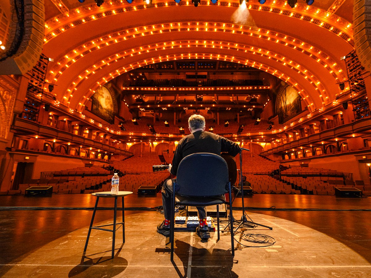 Quick trip to Chicago to photograph the opening night of Jason Isbell's solo US tour. I'm a sucker for a big, beautiful theater. 

joshuaweichman.com