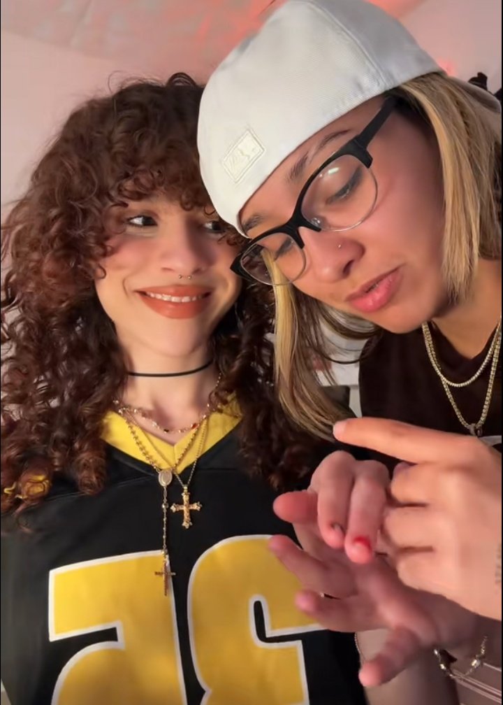 morestaar's tweet image. ella está super feliz y enamorada, cuando es mi turno?