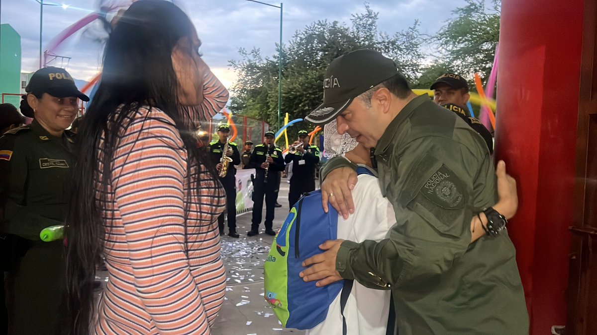 PoliciaNeiva's tweet photo. David cumplió su sueño de estudiar, demostrando que con determinación es posible superar cualquier obstáculo. Su historia nos inspira a creer que nada puede limitar nuestros sueños. ¡Eres un verdadero héroe, David! https://t.co/ZfRZEoz6hK