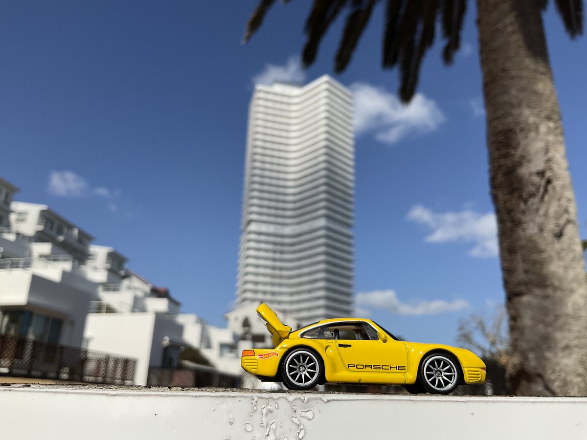 hotwheelstinian's tweet photo. この景色をどう感じるのか？
年齢によってそれぞれ
若い子はなんて綺麗！別荘良いね
中年になると木陰で一休み一休み
その先になると若い頃を思い出す
皆んな順番に通る道
もし数年後ここに来たら
間違いなくお袋の事を思い出すだろう
丸くなった背中を見て
心の中でありがとうを繰り返した
#ポルシェ https://t.co/luux5Lp7iy