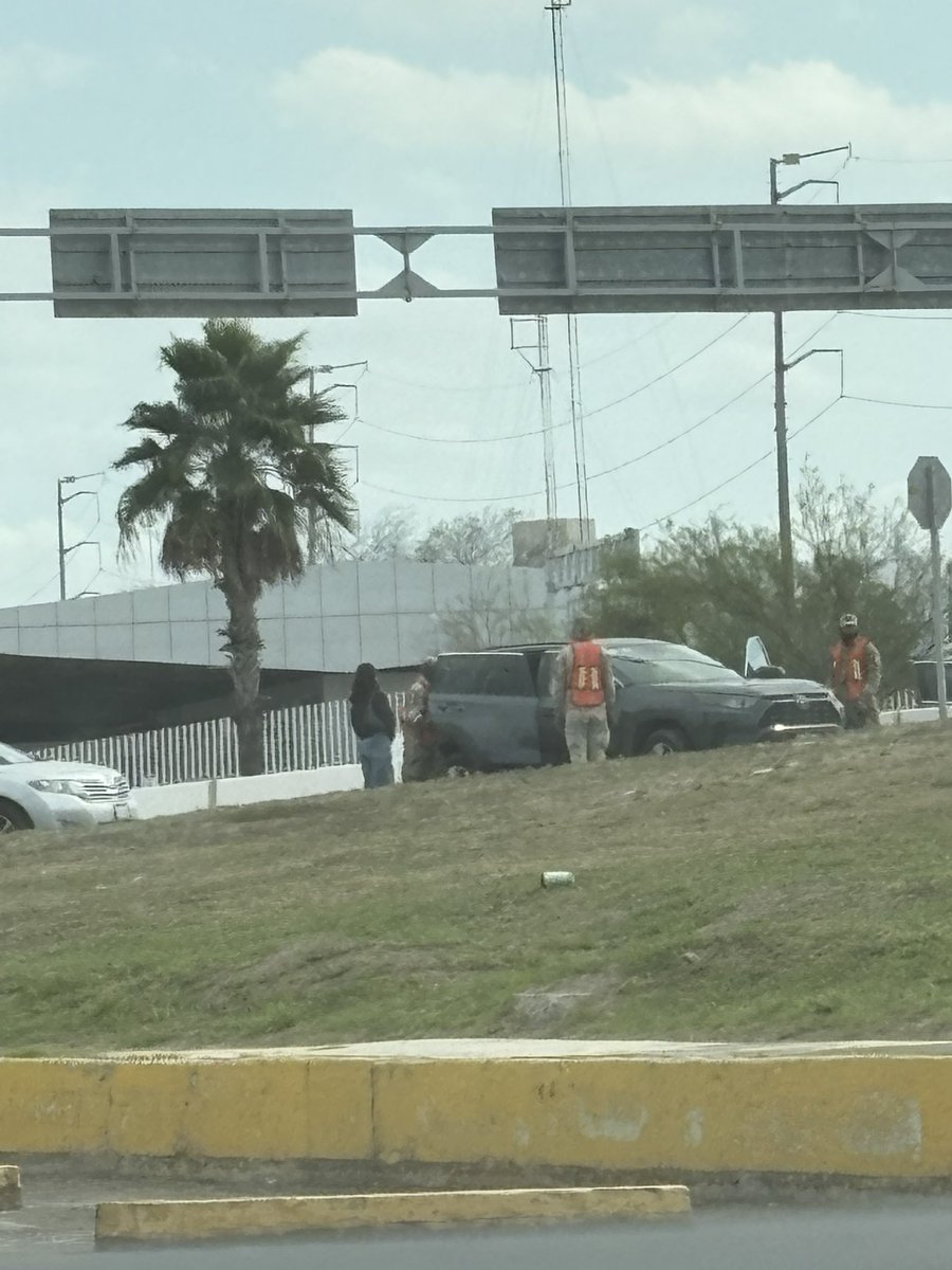 ClubAmericaPL's tweet photo. @skoomaster @GN_MEXICO_ @SEGOB_mx @Claudiashein Se la bañaron esta de la fregada de la fila y demasiado lenta.. como ayuda esto? #reynosafollow https://t.co/VWkqDP8ciz