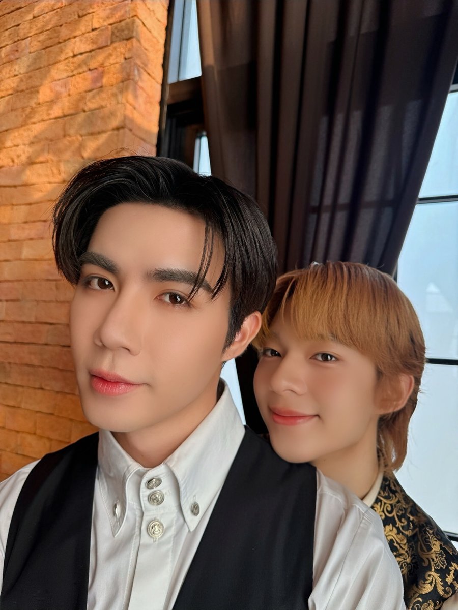 ข้ามฟ้าเคียงเธอ The Next Prince Series 👑⚔️

สวัสดี Q37 ค่ะ ☀️ อยู่ด้วยกันอีกวันกับองครักษ์ชรัณและท่านชายคณินทร์ วันนี้มาทักทายชาวเอมมาลีพร้อมกันเลย~ 🥰✨️

ฝากส่งกำลังใจให้เหล่านักแสดงและทีมงานด้วยนะคะ 🫶🏻

The Next Prince Q37
#ข้ามฟ้าเคียงเธอQ37