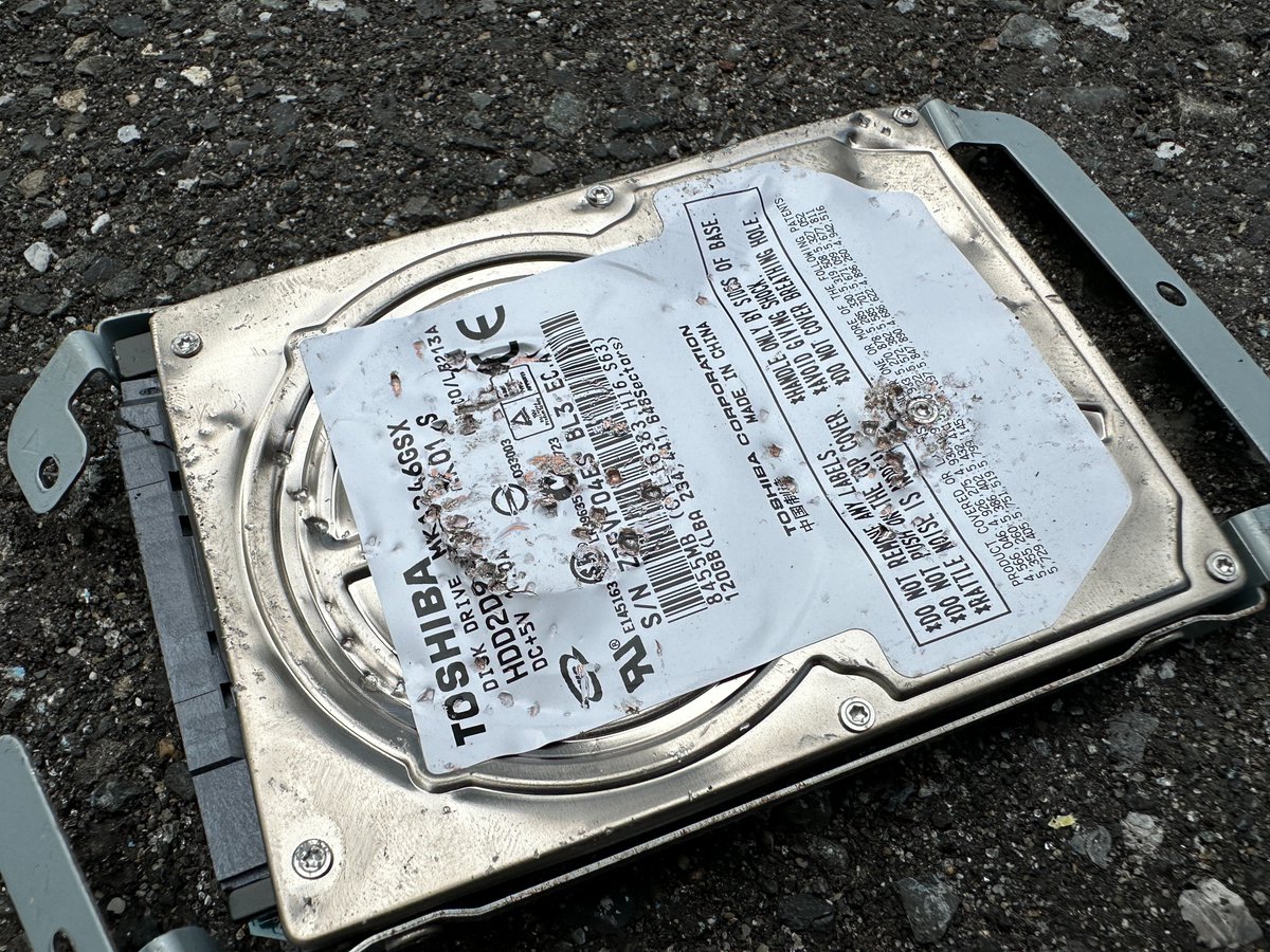 MarukeiComputer's tweet photo. 廃棄の際は毎回フォーマット後にハンマーで破壊して処理します。HDD専用大型ドリルを導入するまで。。 https://t.co/oKjIMQvna9