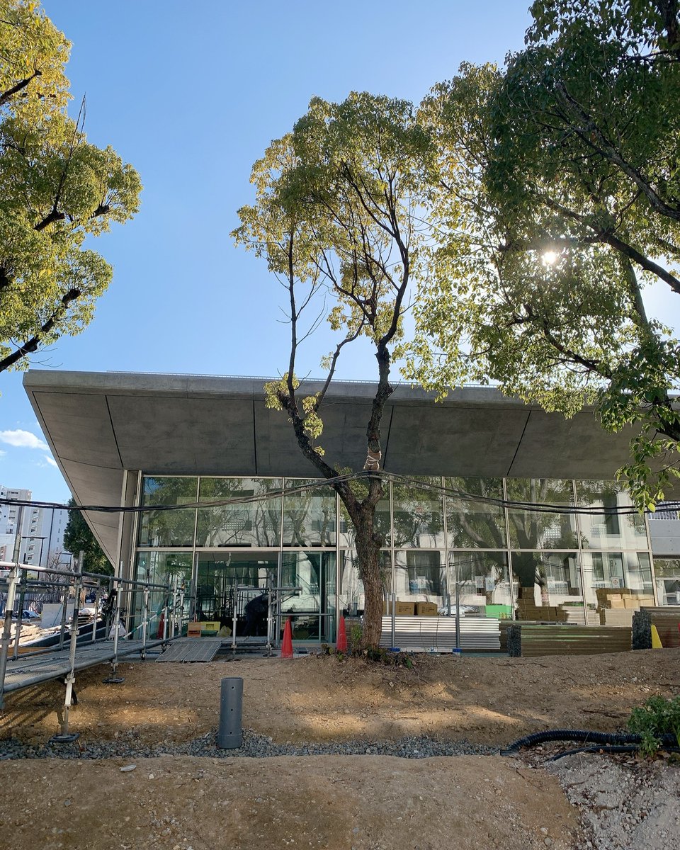 nagoyauniv_do's tweet photo. 7/1の開業に向けて建設中のCommon Nexusの様子をお届けいたします🙌

囲い壁がなくなり、近くで建物を確認できるようになりました👀屋根の急な湾曲が伝わりますでしょうか？！
中央図書館へ繋がる通路もできあがってきていますね！

#名古屋大学 #名大 #nagoyauniversity #CommonNexus #ComoNe #コモネ https://t.co/ChM8SvCI13