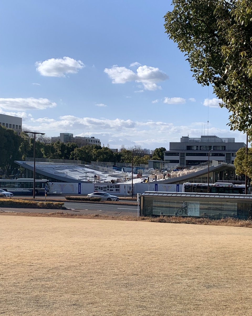 nagoyauniv_do's tweet photo. 7/1の開業に向けて建設中のCommon Nexusの様子をお届けいたします🙌

囲い壁がなくなり、近くで建物を確認できるようになりました👀屋根の急な湾曲が伝わりますでしょうか？！
中央図書館へ繋がる通路もできあがってきていますね！

#名古屋大学 #名大 #nagoyauniversity #CommonNexus #ComoNe #コモネ https://t.co/ChM8SvCI13
