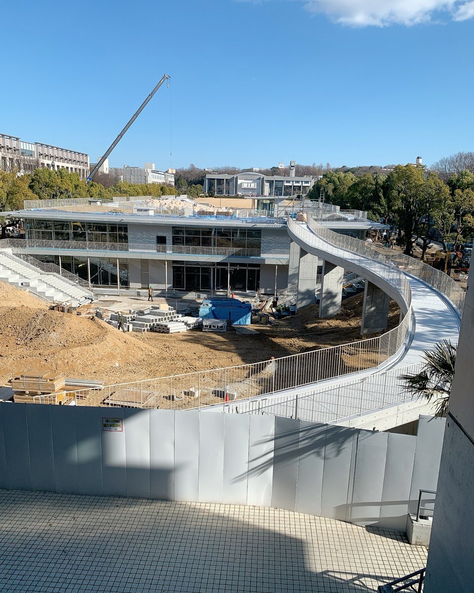 nagoyauniv_do's tweet photo. 7/1の開業に向けて建設中のCommon Nexusの様子をお届けいたします🙌

囲い壁がなくなり、近くで建物を確認できるようになりました👀屋根の急な湾曲が伝わりますでしょうか？！
中央図書館へ繋がる通路もできあがってきていますね！

#名古屋大学 #名大 #nagoyauniversity #CommonNexus #ComoNe #コモネ https://t.co/ChM8SvCI13