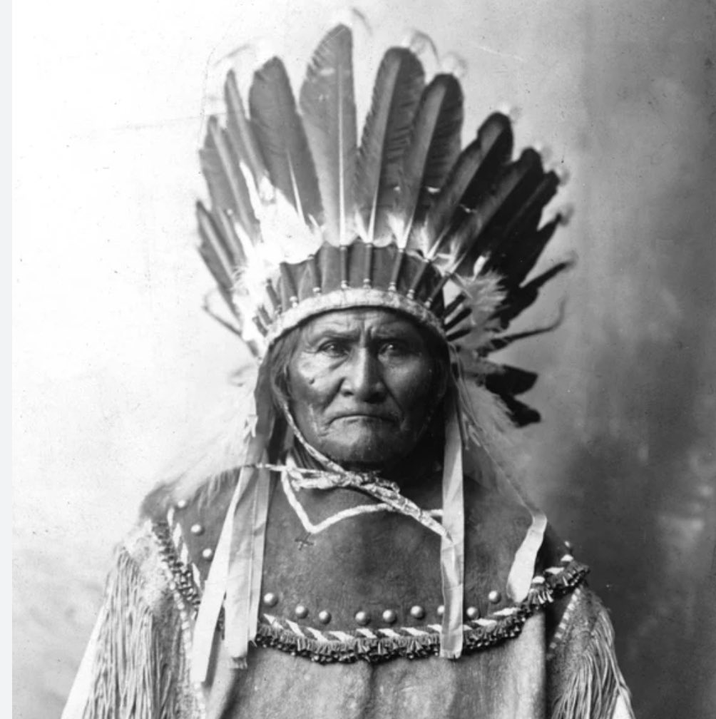 伝説のアパッチ族の戦士ジェロニモは2月17日にアルコール依存症で亡くなりました。彼の頭蓋骨は盗まれ、イェール大学頭蓋骨協会によって聖遺物として使用されました。