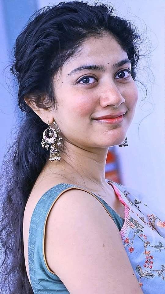 MovieTrendsIN's tweet photo. Grace, talent, and a heart full of humility—Sai Pallavi is the true definition of beauty inside and out! ✨❤️ 

#SaiPallavi #NaturalBeauty #SaiPallaviOfficial #SaiPallaviface #SaiPallaviFansClub #Smile #BeautyToGo https://t.co/Imobj6GJ2z