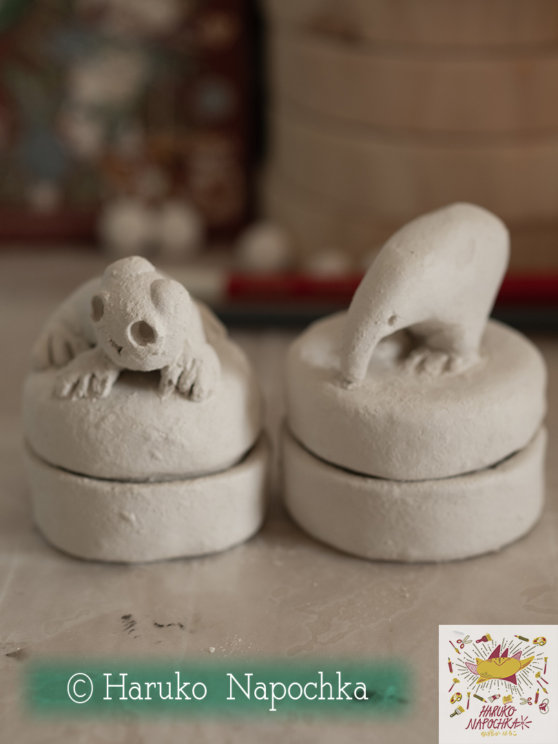 HarukoNapochka's tweet photo. 🐒My Handmade Pottery Bonnboniére with a Slow Loris and Kiwi Bird motifs🥝
生きもの好き。#博物ふぇすてぃばる 好きということで今年も出展いたします!
#博物ふぇす
#pottery
#Kiwi
#キウィ https://t.co/G93oZssvCa