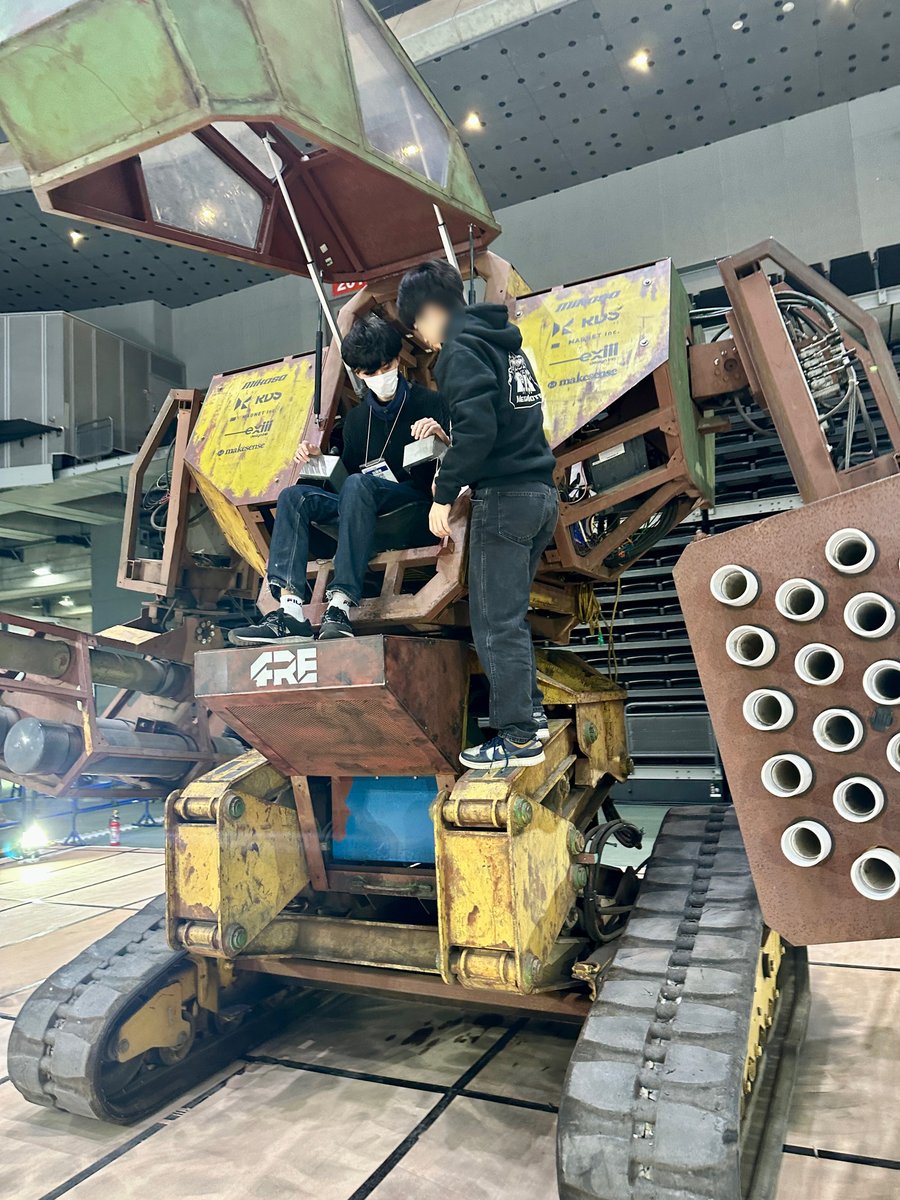 4retokyo's tweet image. Two young pilots and MegaBots, giant robots that can be piloted by humans.