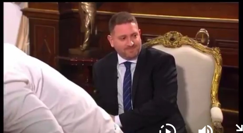 rusosnith's tweet photo. Este momento en el cual hasta para el arrastrado de Johny Viale le parece demasiada arrastración. https://t.co/t9D8oVUyGH